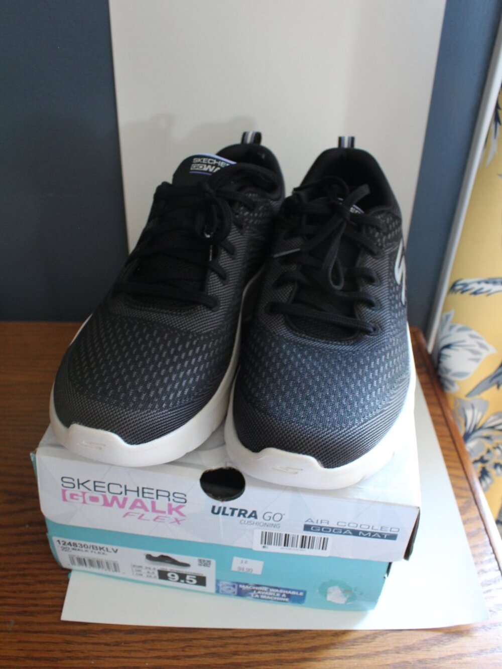 Skechers Go Walk Flex Size 9.5 Classic Heal & Laces
